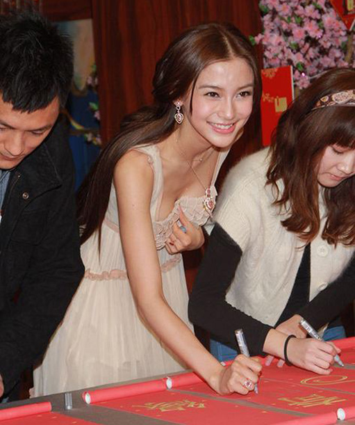 Angelababy「當場掀衣」！一彎腰「胸前走光」　放大一看「點點疑凸起」！