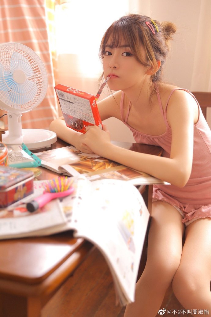 「正妹網紅」被出賣！性感「私密床照」曝光　網嚇壞：罩杯比臉還大！