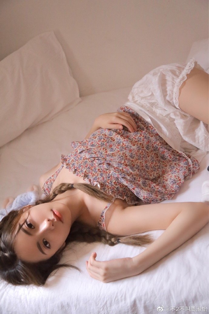 「正妹網紅」被出賣！性感「私密床照」曝光　網嚇壞：罩杯比臉還大！