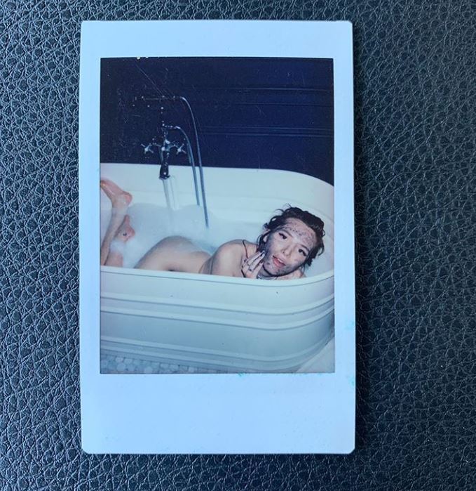 迪士尼童星脫了單手捧碗公球！自拍「茂盛黑毛」自曝不刮的