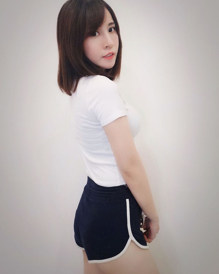 鄉民女神「潔哥」西裝婚紗完婚!加碼放送透視深V背心「渾圓雪球」看光光…網:夠兇