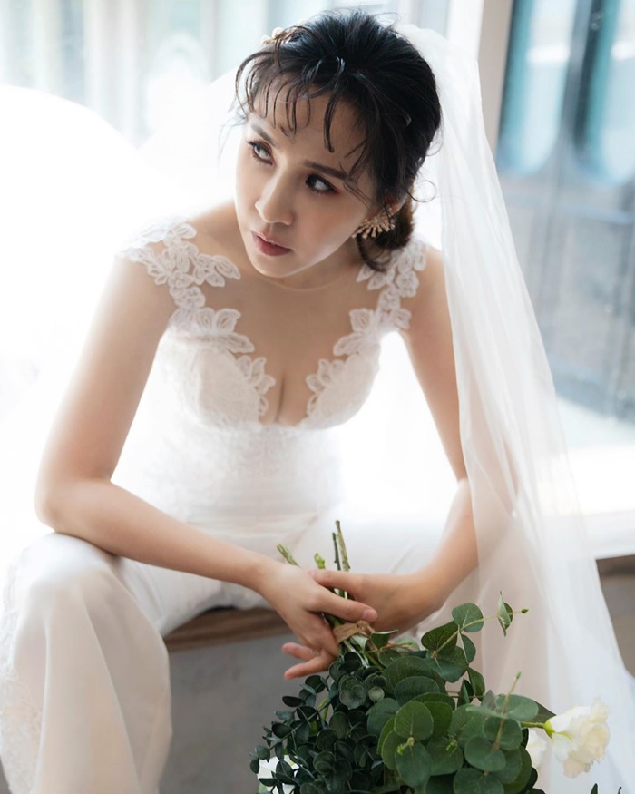 鄉民女神「潔哥」西裝婚紗完婚!加碼放送透視深V背心「渾圓雪球」看光光…網:夠兇