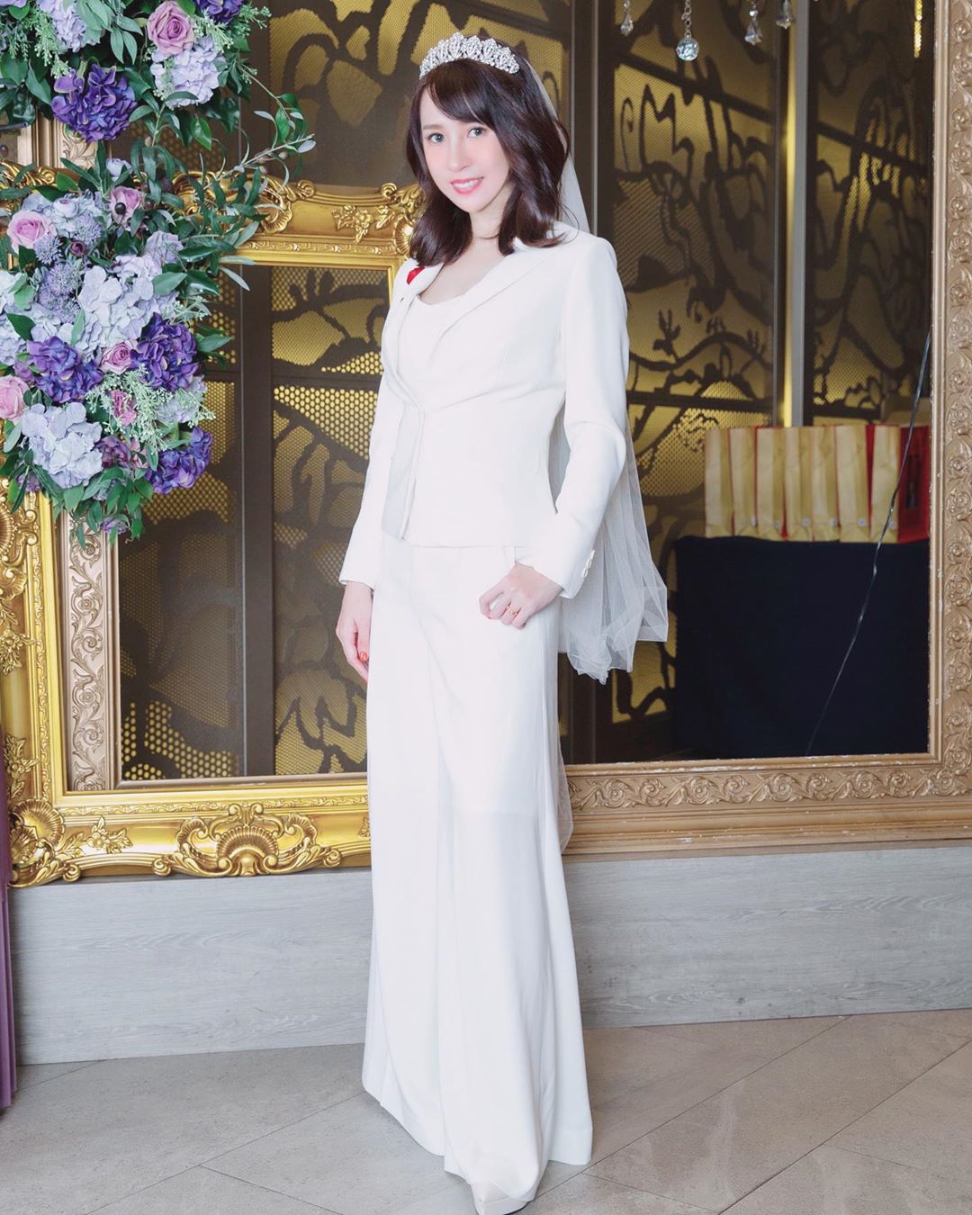 鄉民女神「潔哥」西裝婚紗完婚!加碼放送透視深V背心「渾圓雪球」看光光…網:夠兇