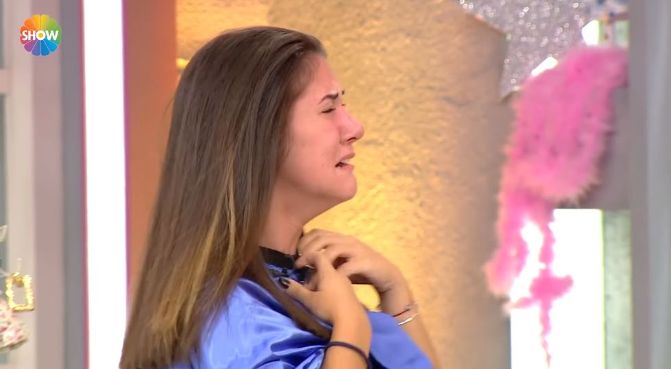 當場「剪掉30cm長髮」！正妹女模「節目失控崩潰」　氣到「當場癱軟昏厥」！