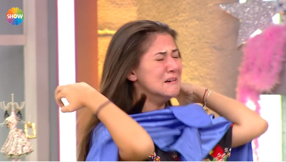 當場「剪掉30cm長髮」！正妹女模「節目失控崩潰」　氣到「當場癱軟昏厥」！