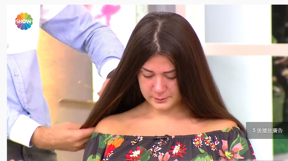當場「剪掉30cm長髮」！正妹女模「節目失控崩潰」　氣到「當場癱軟昏厥」！