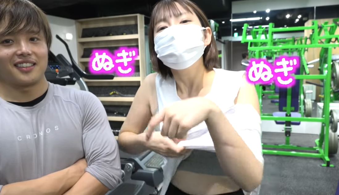 日貧胸OL「乳量爆增」出事了！健身只穿bra小可愛　彎腰「2/3杯看光」網狂標秒數！