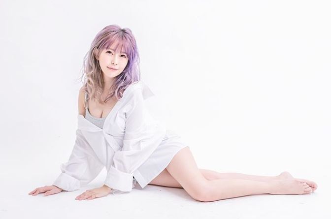 致命白襯衫！「阿樂」沒穿褲褲秀美腿…背心扛不住「波濤洶湧」甜喊：我犯罪了