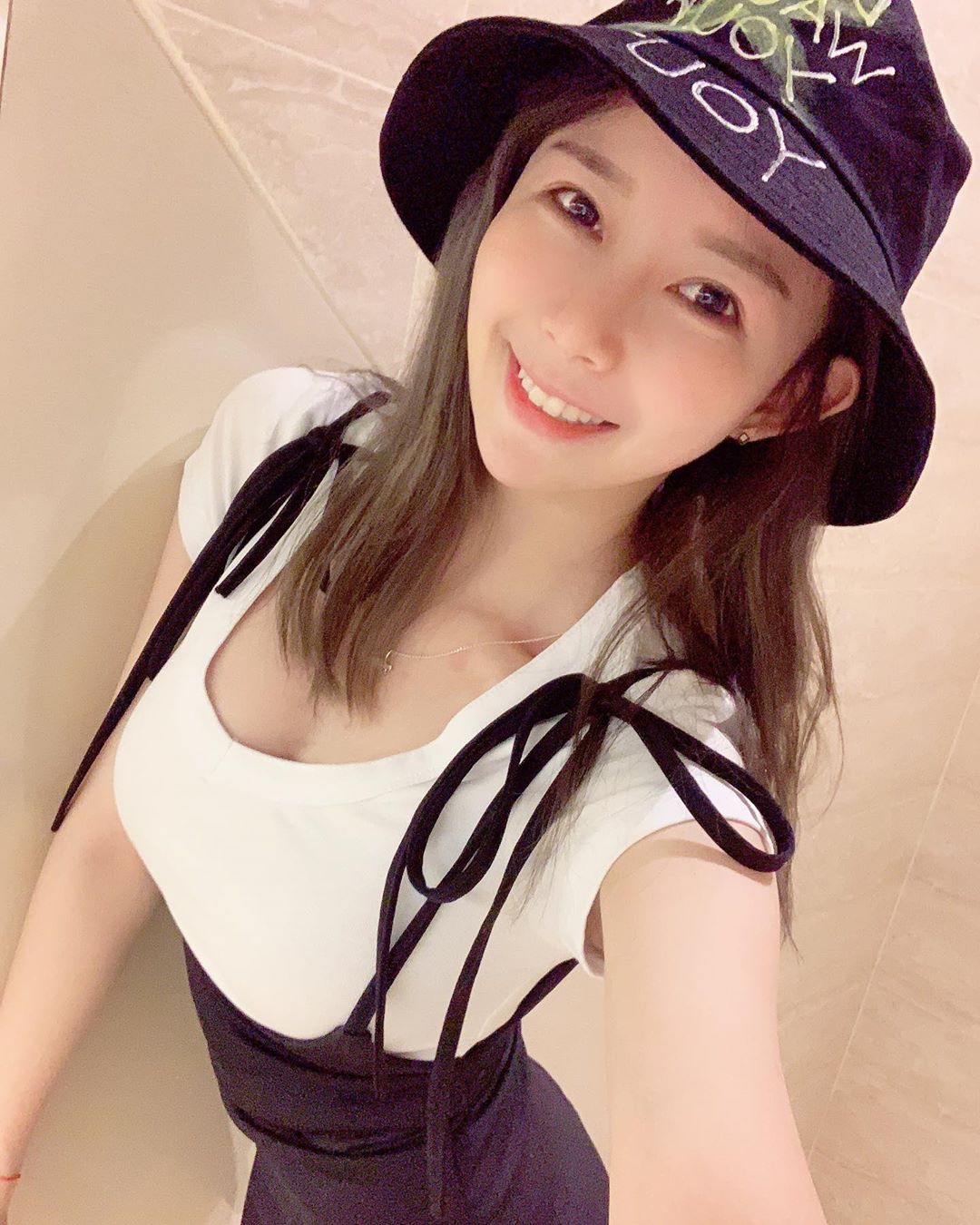 致命白襯衫!「阿樂」沒穿褲褲秀美腿…背心扛不住「波濤洶湧」甜喊:我犯罪了