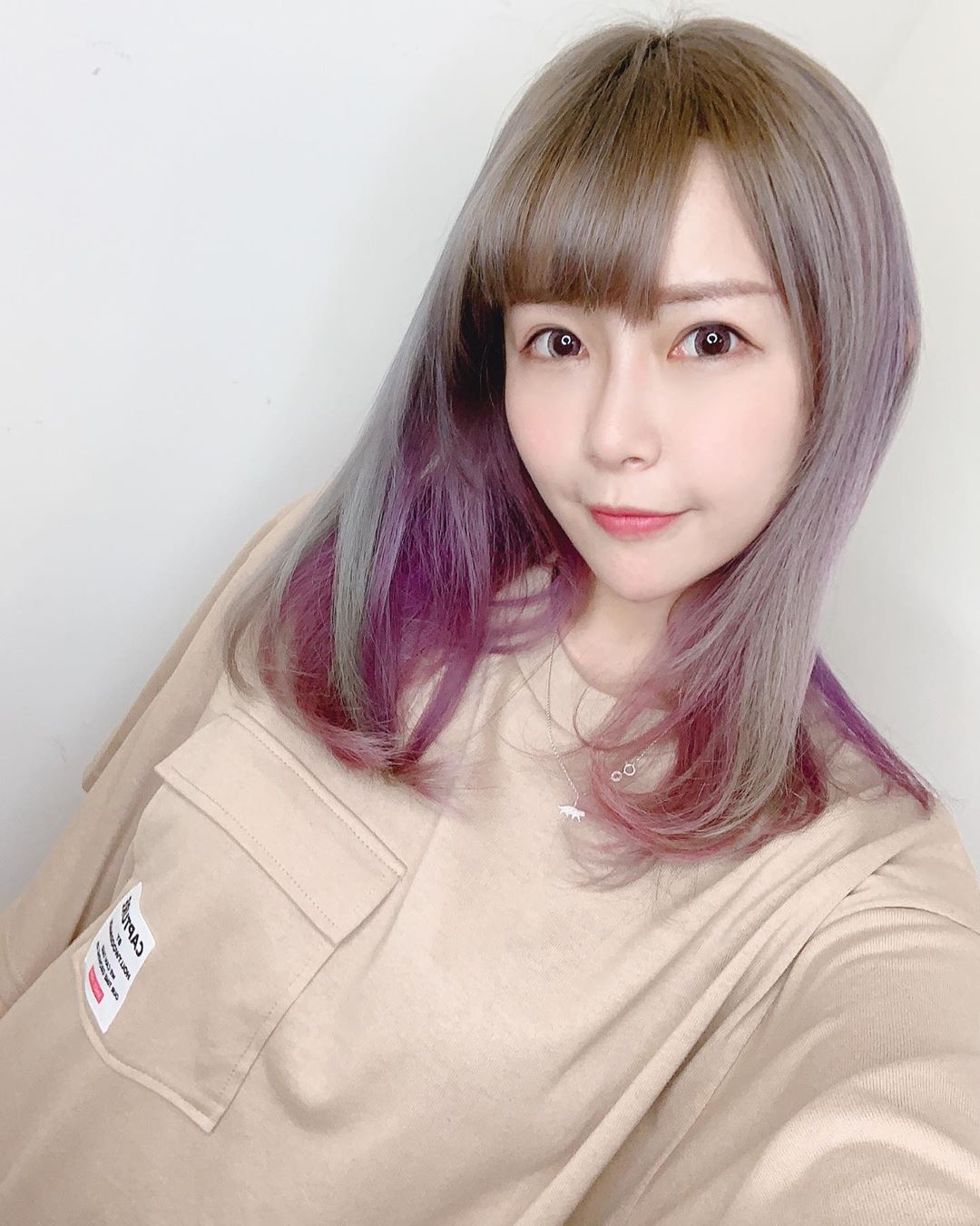 致命白襯衫!「阿樂」沒穿褲褲秀美腿…背心扛不住「波濤洶湧」甜喊:我犯罪了