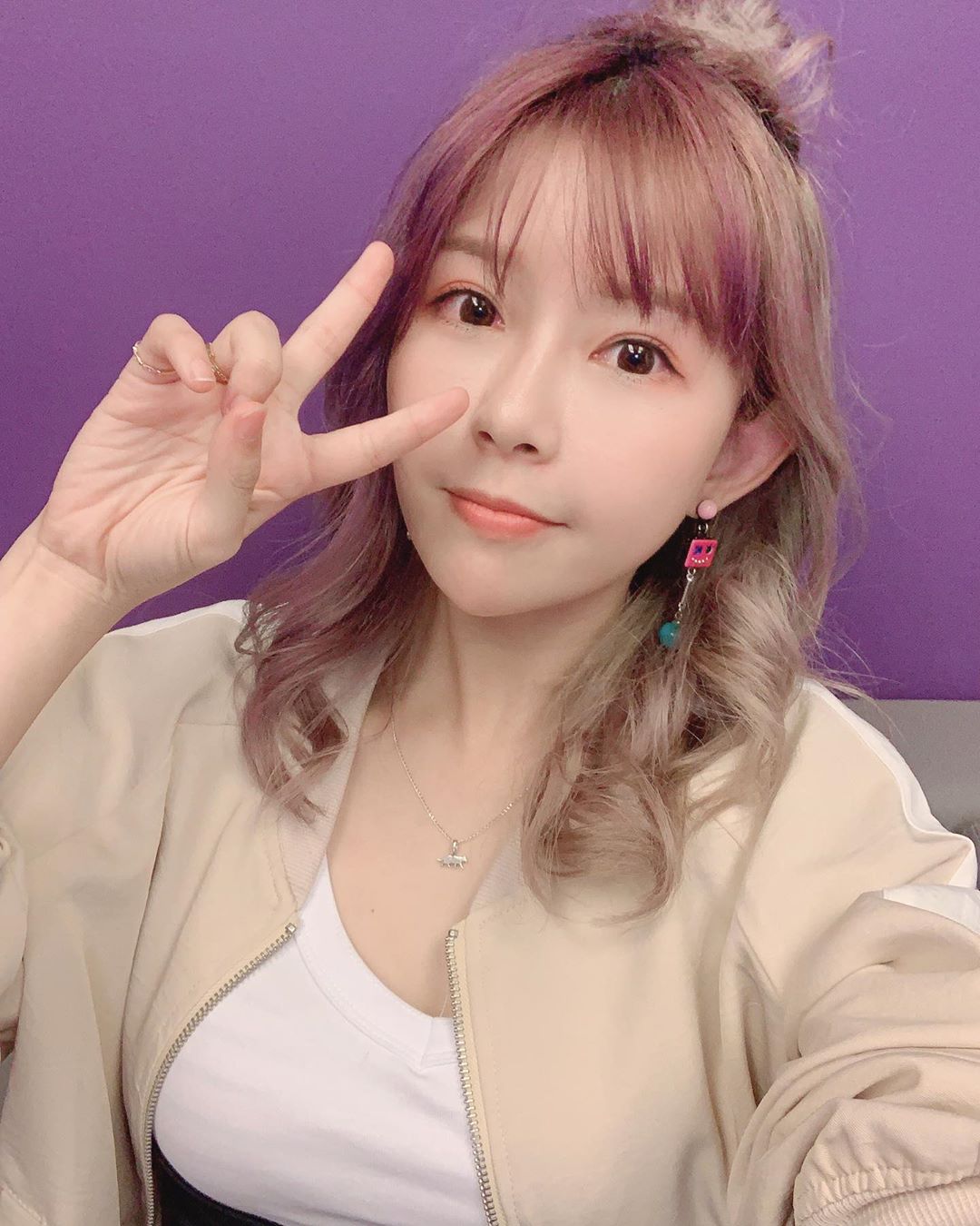 致命白襯衫!「阿樂」沒穿褲褲秀美腿…背心扛不住「波濤洶湧」甜喊:我犯罪了