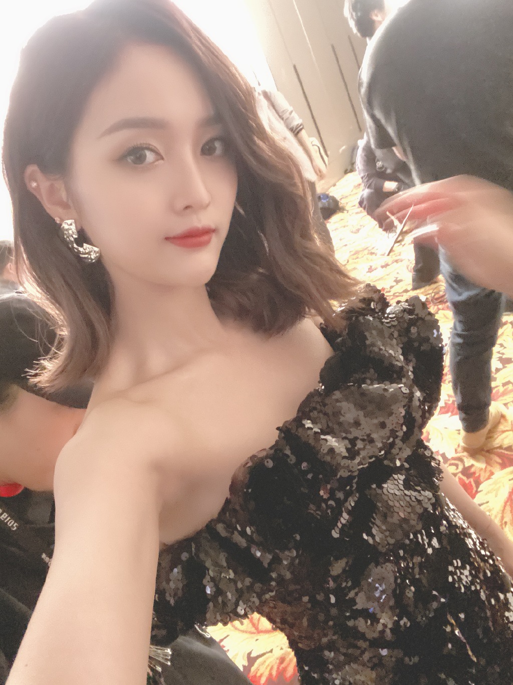 再毀高顏值？吳宣儀「透視薄紗」現身　網一看傻眼：真的好土！