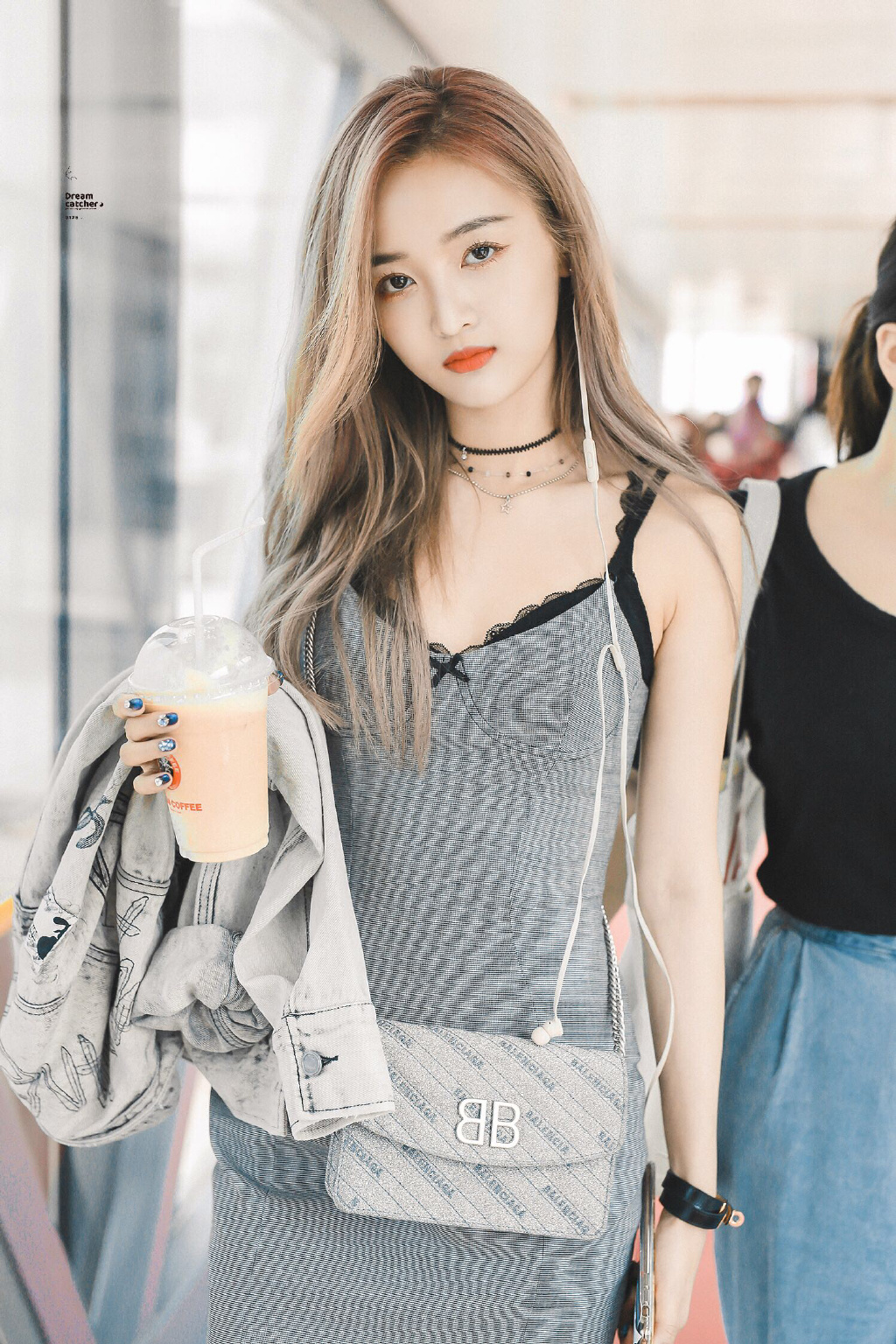 「內衣外穿」成時尚！吳宣儀「上衣包不住」露出　性感款式全看光！