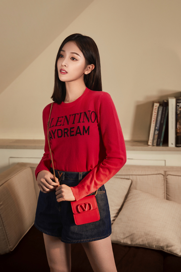 「內衣外穿」成時尚！吳宣儀「上衣包不住」露出　性感款式全看光！