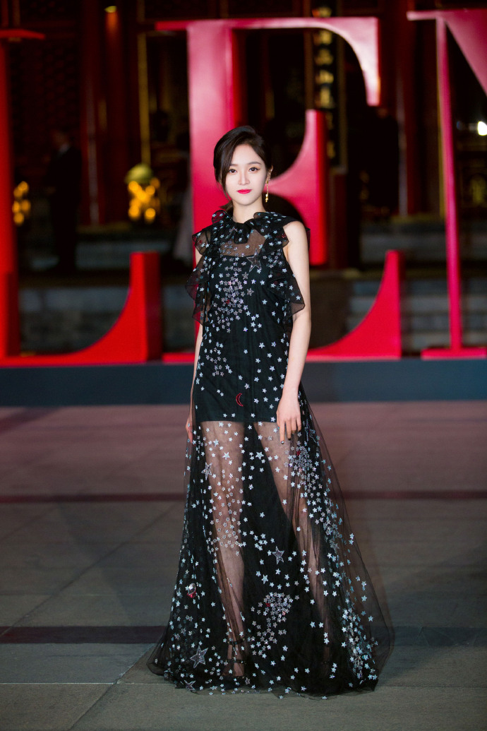 「內衣外穿」成時尚！吳宣儀「上衣包不住」露出　性感款式全看光！