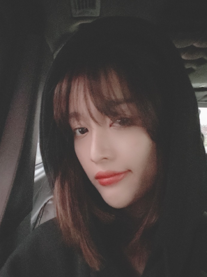 「內衣外穿」成時尚！吳宣儀「上衣包不住」露出　性感款式全看光！