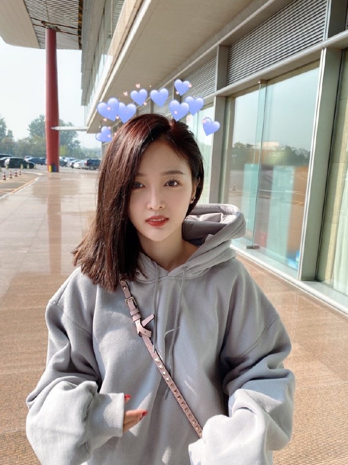 「內衣外穿」成時尚！吳宣儀「上衣包不住」露出　性感款式全看光！