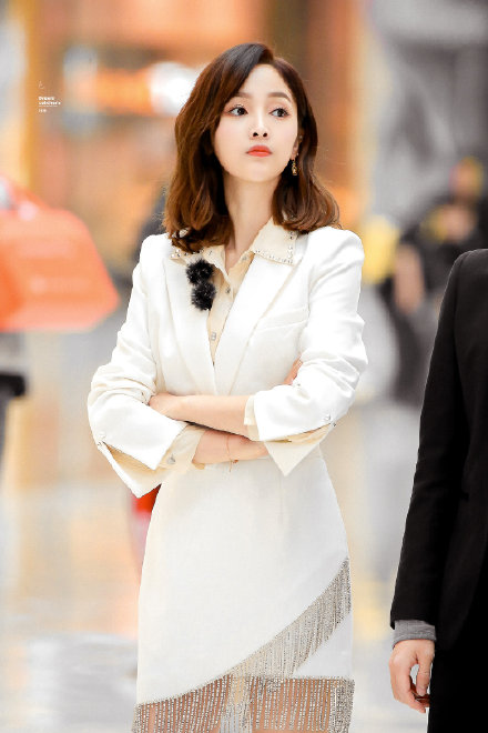 「內衣外穿」成時尚！吳宣儀「上衣包不住」露出　性感款式全看光！