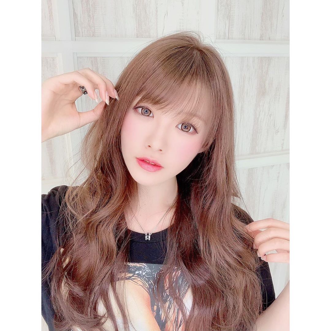 成人片影后「相澤南」大口含香腸！小鐘下半身「不斷進攻」　庹宗康傻眼