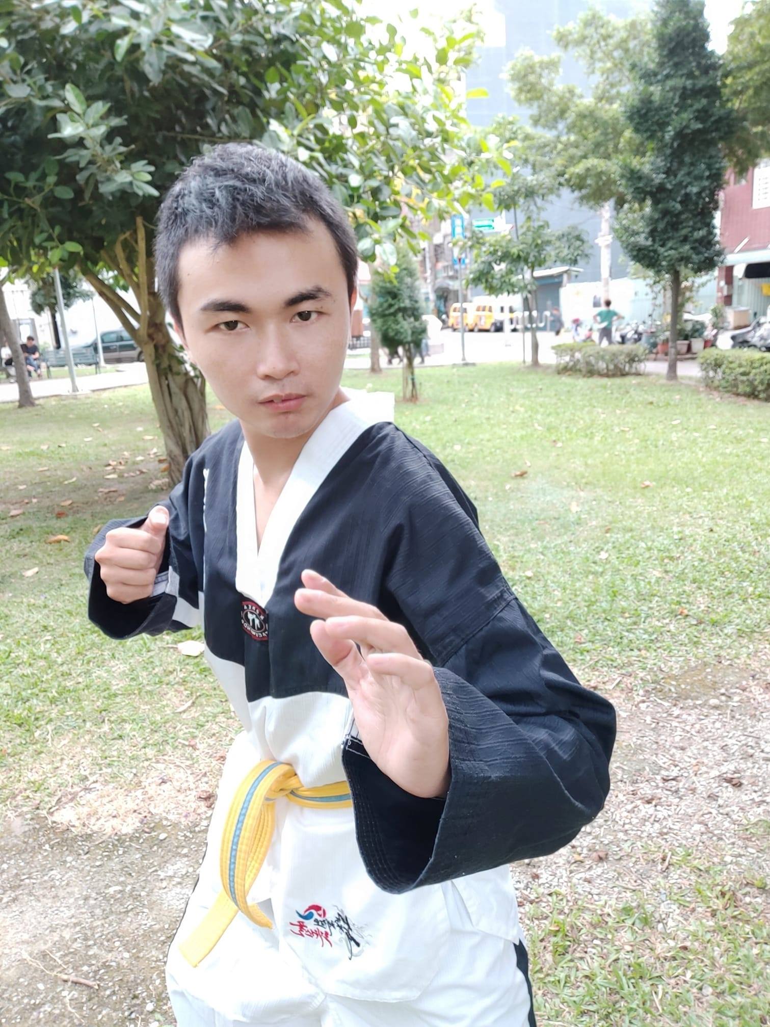 不滿「炸總統府」判決！「吃屎哥」直播騎車上國道「萬人觀看」…紅斑馬秒登場