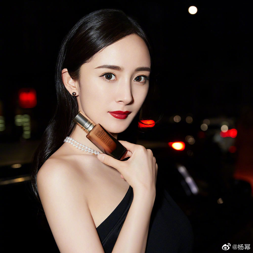 楊冪「中空白T」被撐爆!「水滴美胸」看光光 網驚嘆:真D好猛!