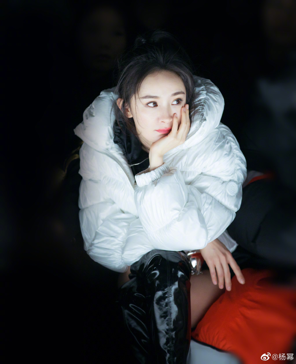 楊冪「中空白T」被撐爆!「水滴美胸」看光光 網驚嘆:真D好猛!