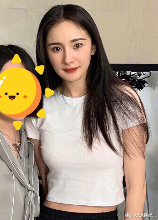 楊冪「中空白T」被撐爆!「水滴美胸」看光光 網驚嘆:真D好猛!