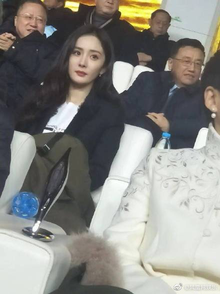 楊冪「中空白T」被撐爆!「水滴美胸」看光光 網驚嘆:真D好猛!