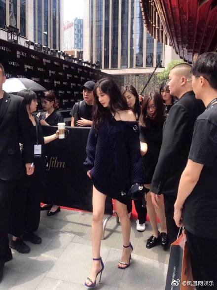 楊冪「中空白T」被撐爆!「水滴美胸」看光光 網驚嘆:真D好猛!