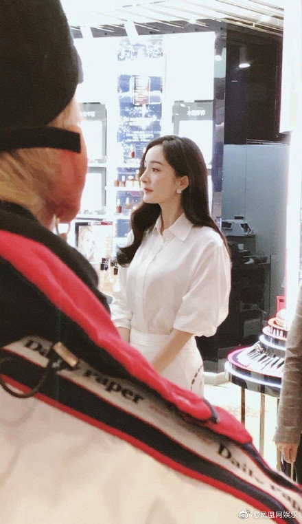 楊冪「中空白T」被撐爆!「水滴美胸」看光光 網驚嘆:真D好猛!