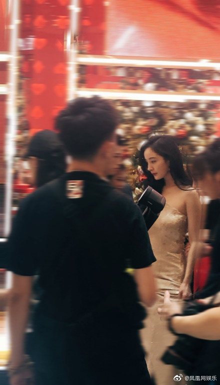 楊冪「中空白T」被撐爆!「水滴美胸」看光光 網驚嘆:真D好猛!