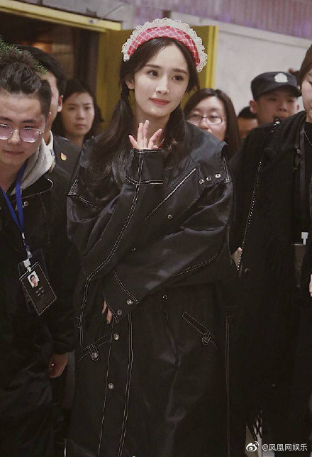 楊冪「中空白T」被撐爆!「水滴美胸」看光光 網驚嘆:真D好猛!