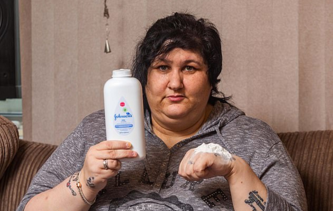 偷吃「爽身粉」超過10年！英國媽噴31萬「在浴室狂嗑」…不能停「超過2天」！