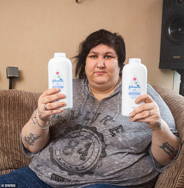 偷吃「爽身粉」超過10年！英國媽噴31萬「在浴室狂嗑」…不能停「超過2天」！