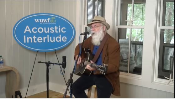 在最愛的舞台上過世！71歲歌手突然低頭曝：「對不起」  下一秒…心臟病發猝死！