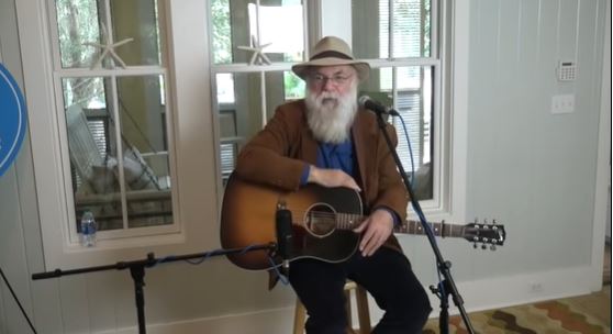 在最愛的舞台上過世！71歲歌手突然低頭曝：「對不起」  下一秒…心臟病發猝死！