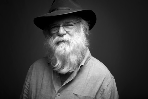 在最愛的舞台上過世!71歲歌手突然低頭曝:「對不起」 下一秒…心臟病發猝死!