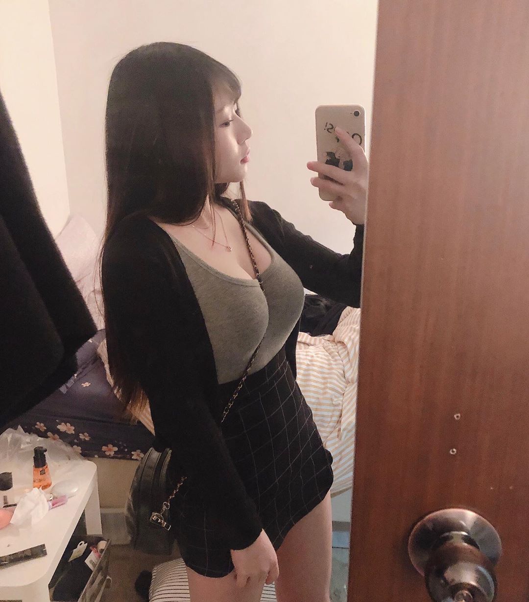 鏈子卡死深溝!超兇妹「U/U胸壓壞外露」 網暴動:有暈!