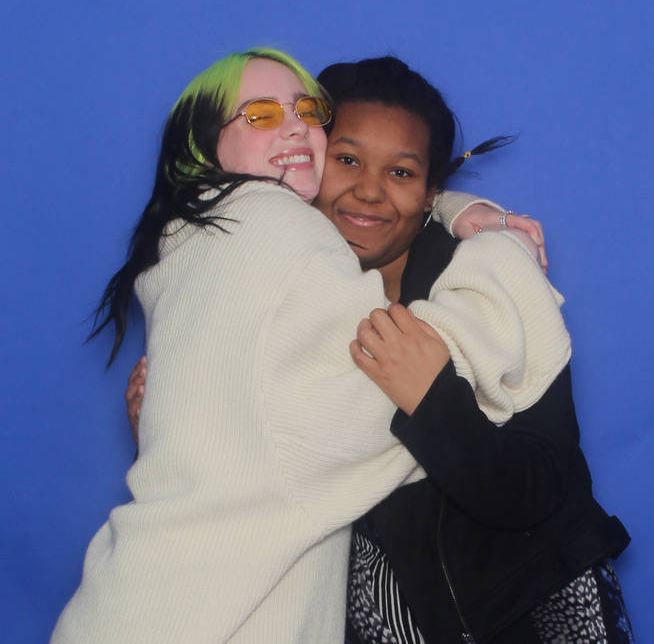 剛獲偶像小賈斯汀力保「想保護她」！怪奇比莉給粉絲驚喜  大讚：很努力了