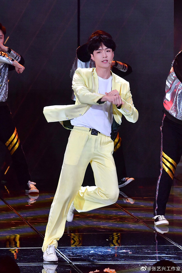 影／張藝興「舞台彩排重摔」！後空翻失誤「手來不及撐住」　頭、臉直接著地！