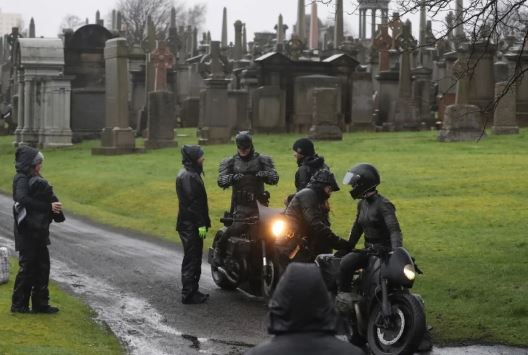 新蝙蝠俠首曝光！羅伯派汀森「甩陰森吸血鬼」形象：經典黑披風消失