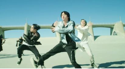 影／防彈少年團ＭＶ太辣！「狂露點」片段瘋傳　眼尖粉絲抓JIMIN「褲子破大洞」