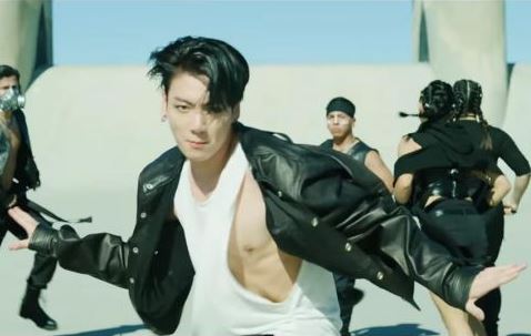 影／防彈少年團ＭＶ太辣！「狂露點」片段瘋傳　眼尖粉絲抓JIMIN「褲子破大洞」