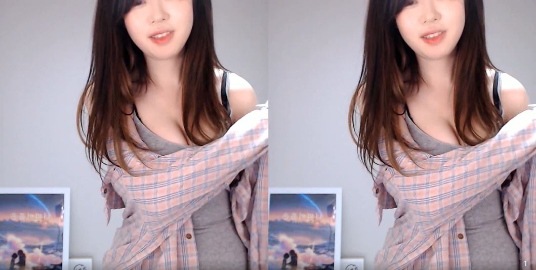 韓國清純直播主「棉質連身裙太貼」！　手一壓「超深溝現形」　網直呼：好會扭～ 