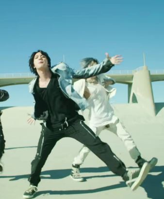 影／防彈少年團ＭＶ太辣！「狂露點」片段瘋傳　眼尖粉絲抓JIMIN「褲子破大洞」