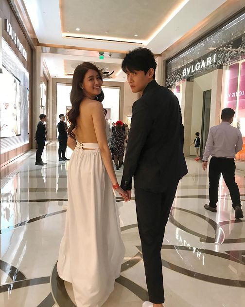 賴琳恩辣穿露背裝！驚見陳乃榮右手「位置尷尬」  甜喊：再這樣打手手喔～