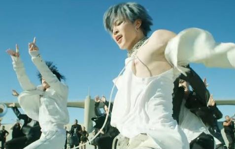 影／防彈少年團ＭＶ太辣！「狂露點」片段瘋傳　眼尖粉絲抓JIMIN「褲子破大洞」
