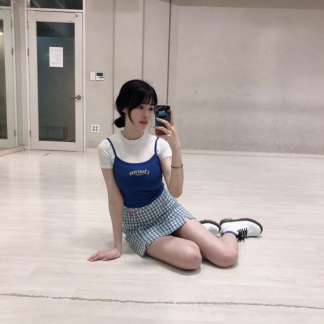 韓國清純直播主「棉質連身裙太貼」! 手一壓「超深溝現形」 網直呼:好會扭~