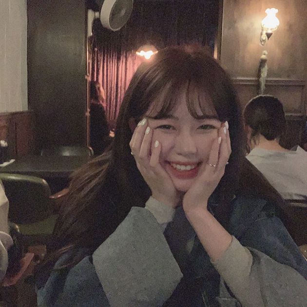 韓國清純直播主「棉質連身裙太貼」! 手一壓「超深溝現形」 網直呼:好會扭~