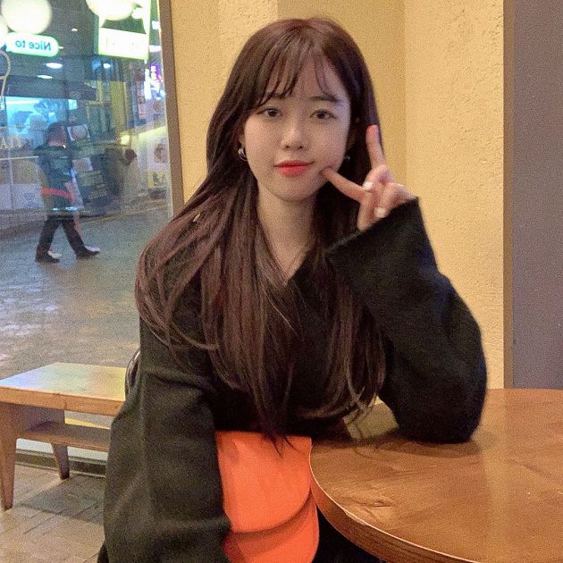 韓國清純直播主「棉質連身裙太貼」! 手一壓「超深溝現形」 網直呼:好會扭~